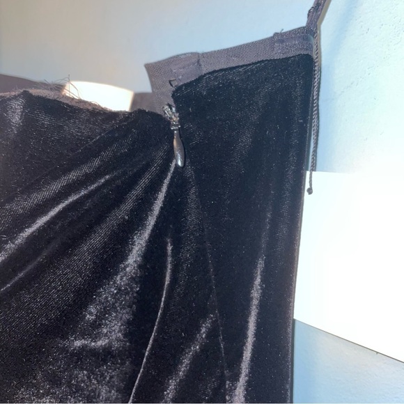 Cinq a Sept Marceau Velvet Cocktail Dress
Strapless Midi Dress Size 2 - Picture 6 of 10